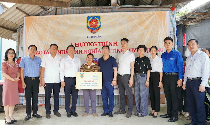 Bộ Tư pháp chung tay xóa nhà tạm tại Tuyên Quang